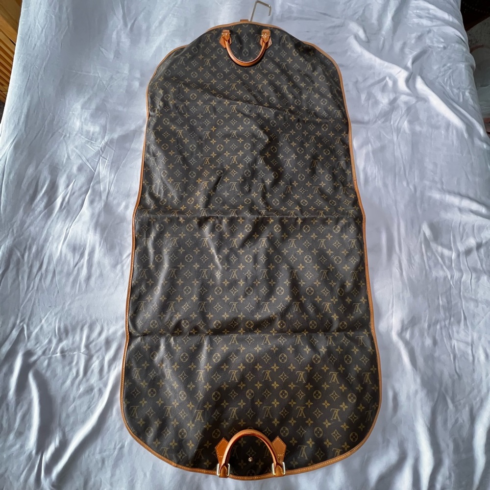 Louis Vuitton Hanging Garment Suit Case. 100% authentic.